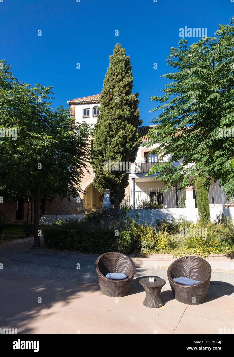 Cour intérieure chaude avec table et chaises en Espagne Banque D'Images