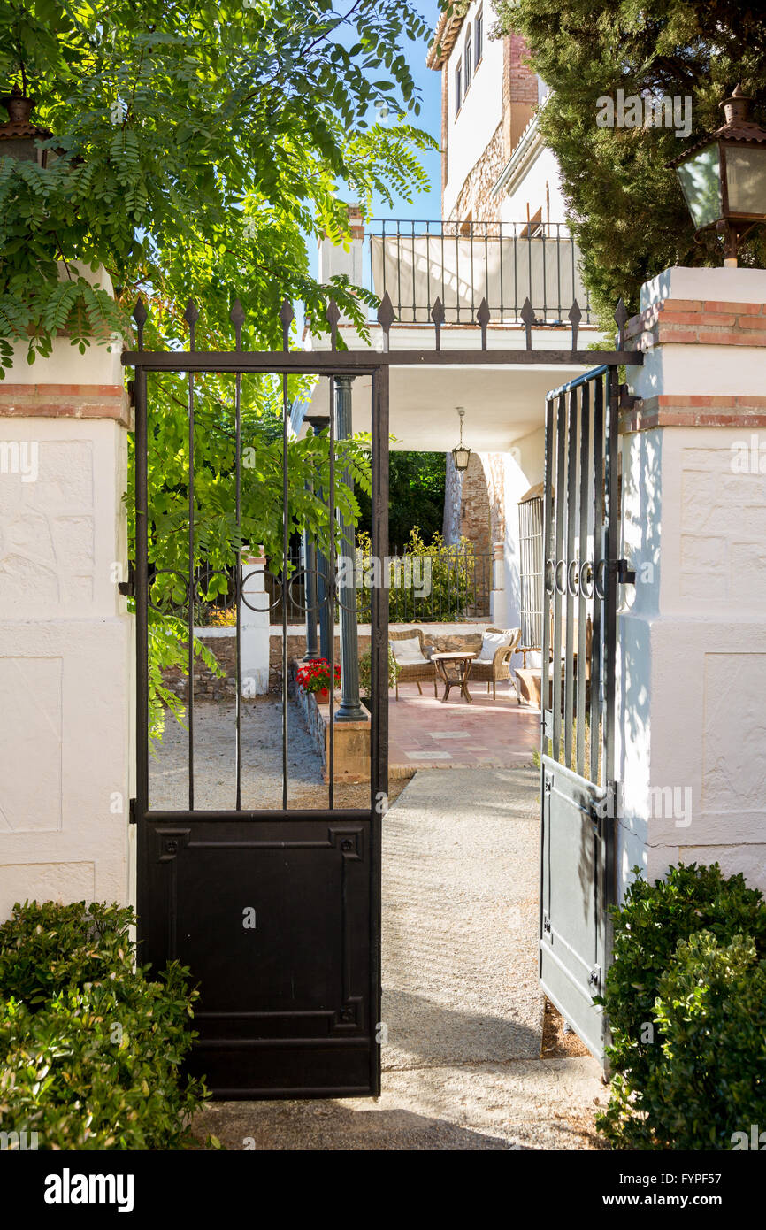 Cour intérieure chaude avec table et chaises en Espagne Banque D'Images