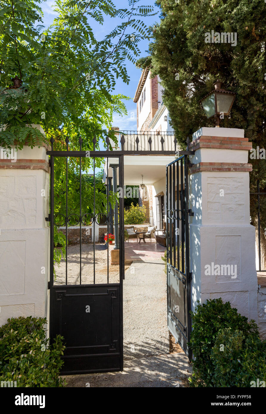 Cour intérieure chaude avec table et chaises en Espagne Banque D'Images