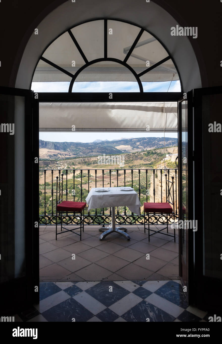Vue vers le bas le rocher escarpé de la vallée à Ronda Banque D'Images