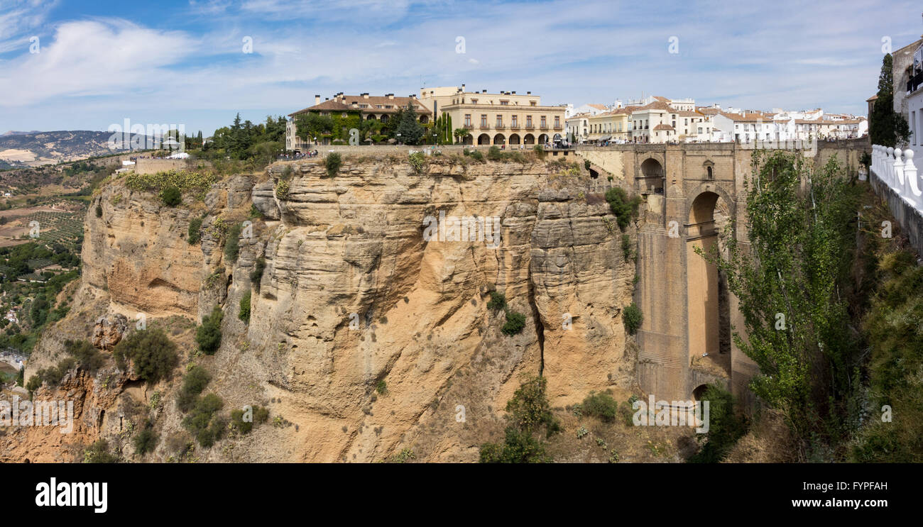 Vue vers le bas le rocher escarpé de la vallée à Ronda Banque D'Images