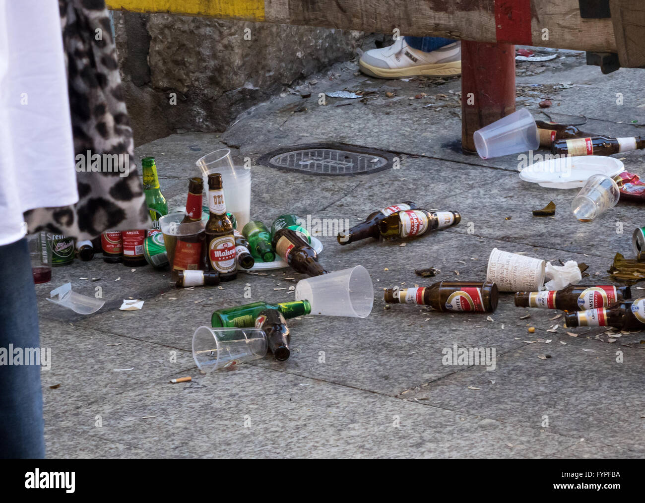 Les bouteilles de bière de la Fiesta dans Cuenca Espagne Banque D'Images
