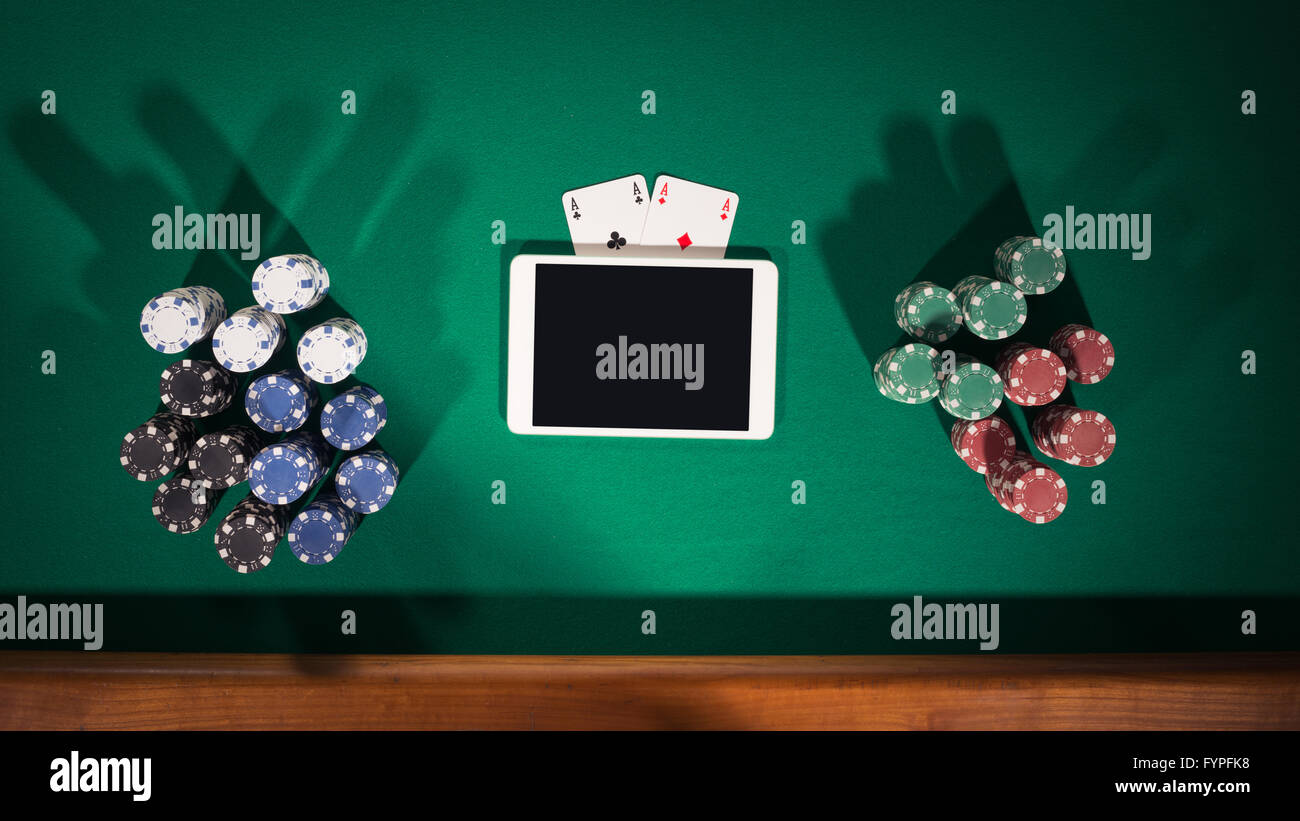 Jeu de poker en ligne app concept with digital tablet, cartes et piles de jetons, vue du dessus Banque D'Images