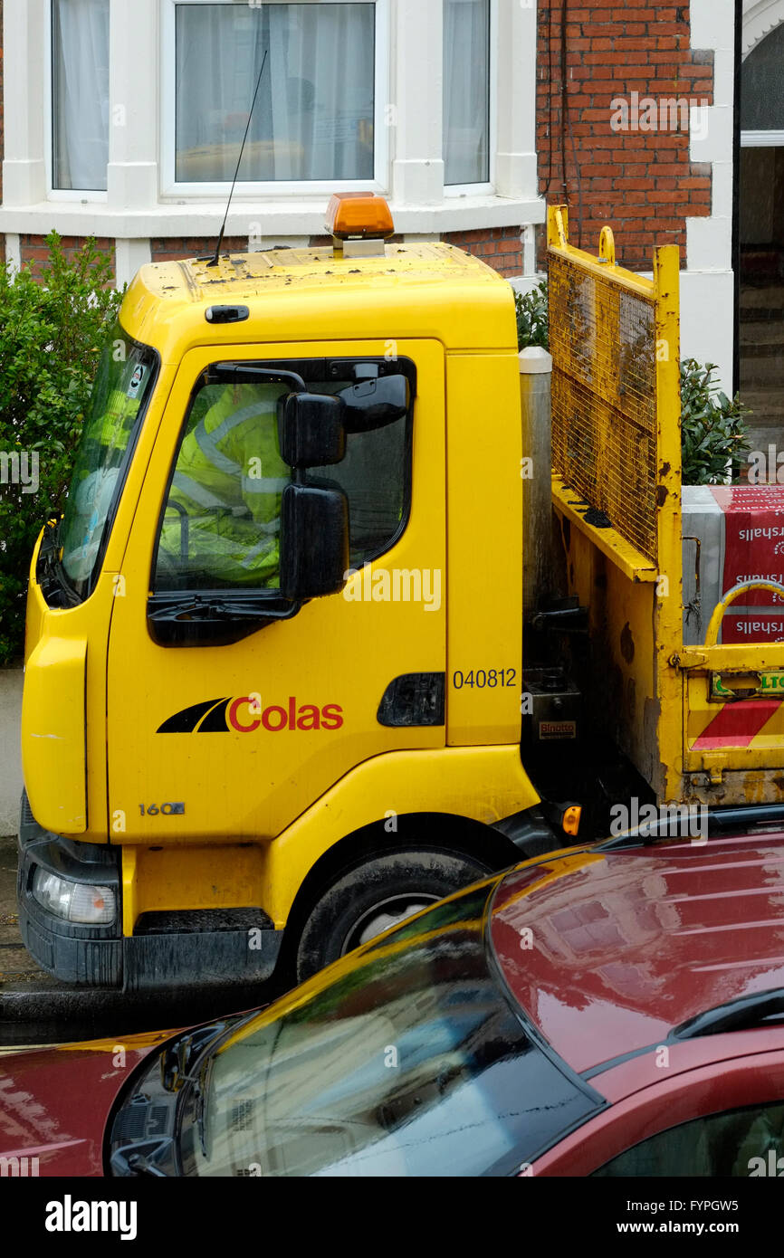 Le personnel de travaux routiers à l'abri des fortes pluies en cabine de camion england uk Banque D'Images