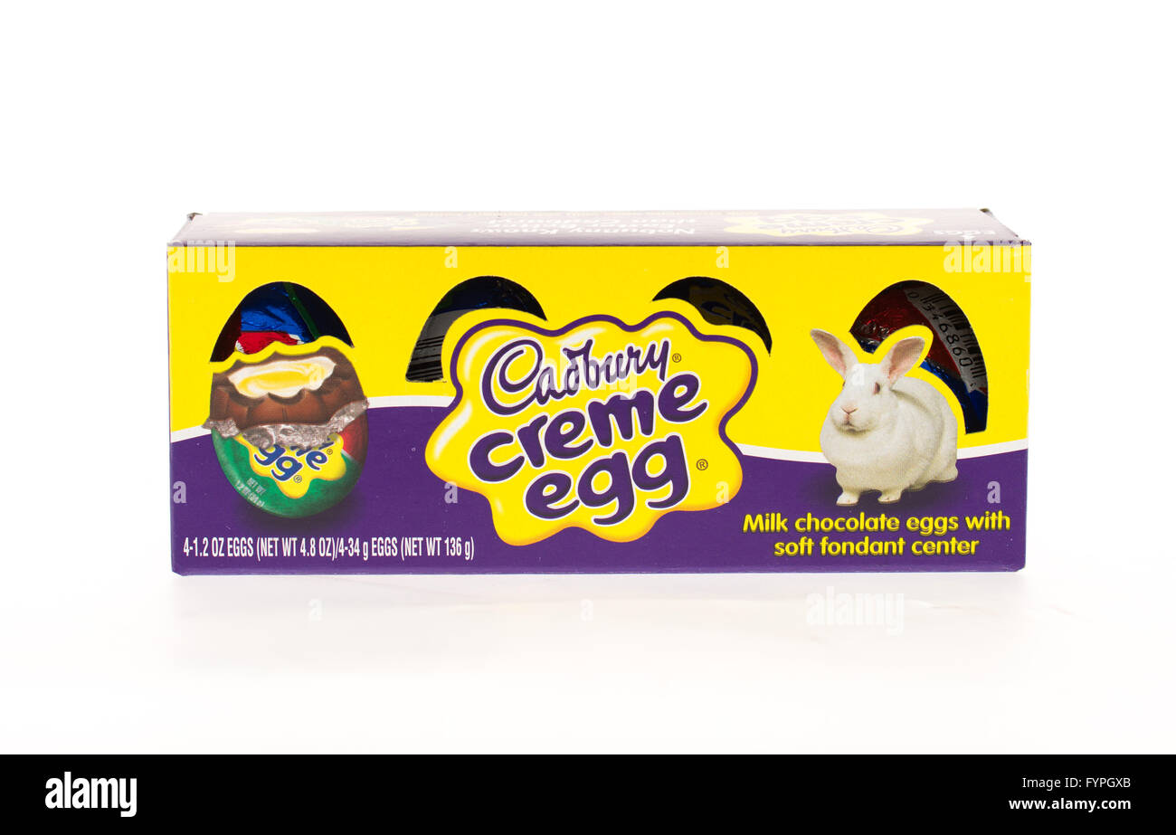 Winneconne, WI - 20 Avril 2015 : Paquet de Cadbury creme oeufs renfermant quatre. Banque D'Images