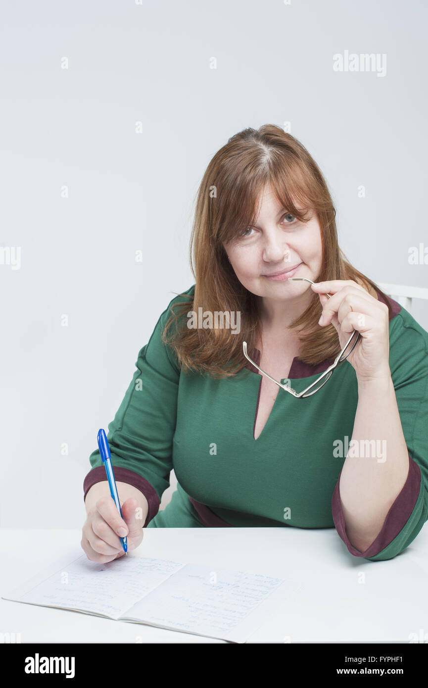 Vérifie l'ordinateur portable de l'enseignant de l'école. Banque D'Images