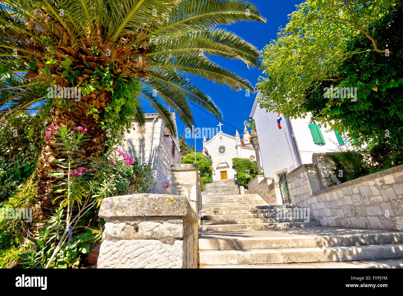 Old Stone Street et de l'église à Rogoznica Banque D'Images