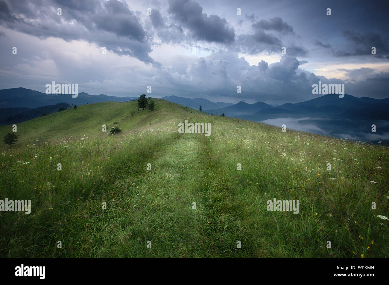 Montagnes paysage rural avant la pluie Banque D'Images