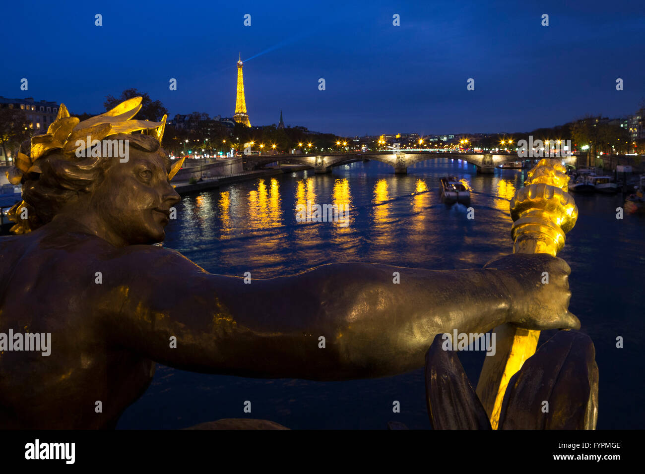 Plus de crépuscule statue sur le Pont Alexandre III avec la Seine et tour Eiffel, Paris, France, Europe Banque D'Images
