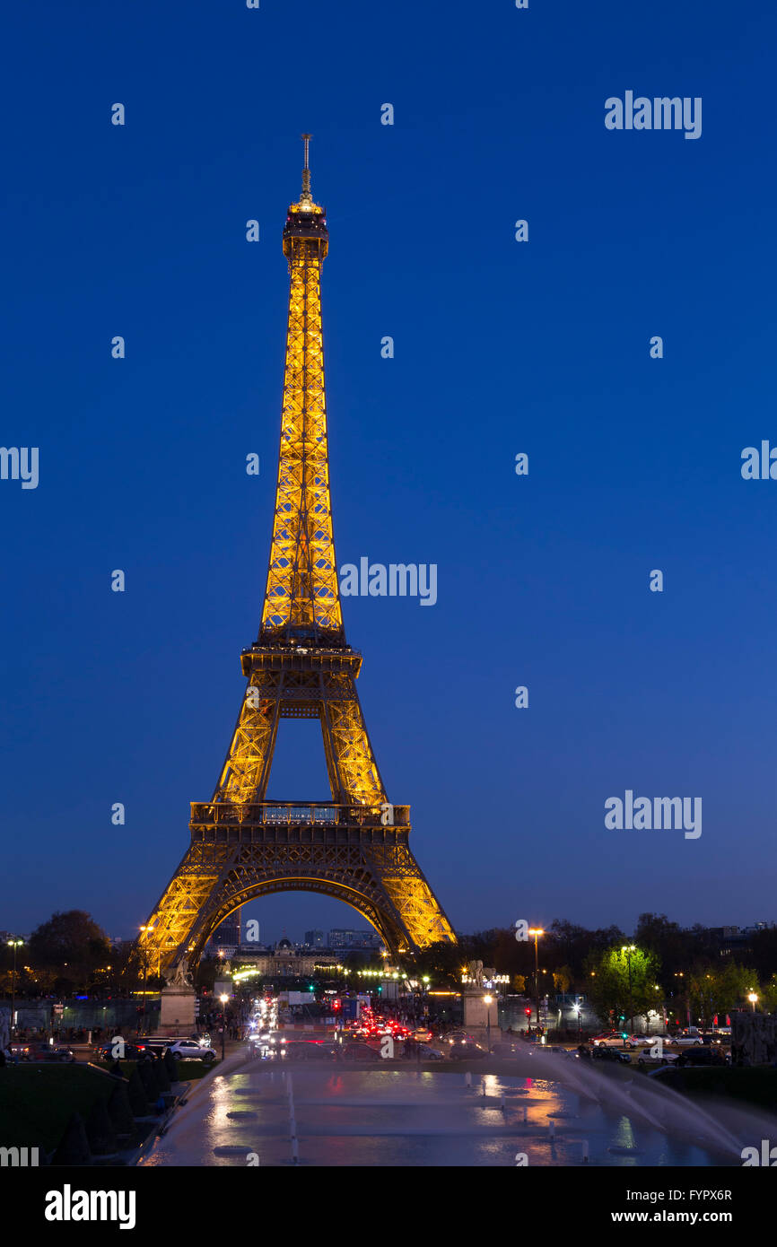 Tour Eiffel en soirée, Paris, France, Europe, Banque D'Images