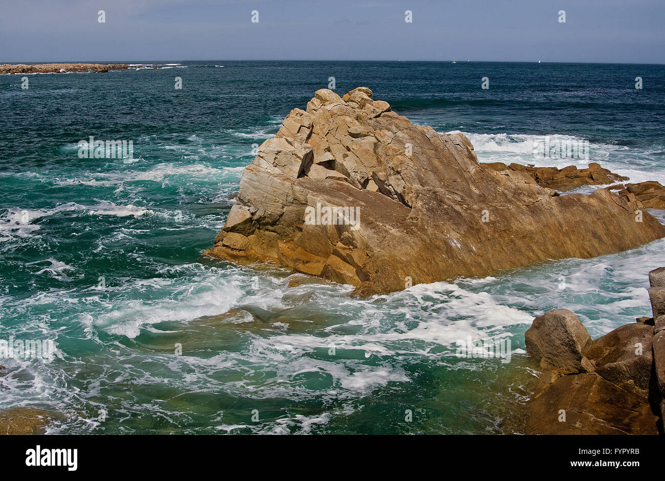 Vagues se brisant sur les rochers. Banque D'Images