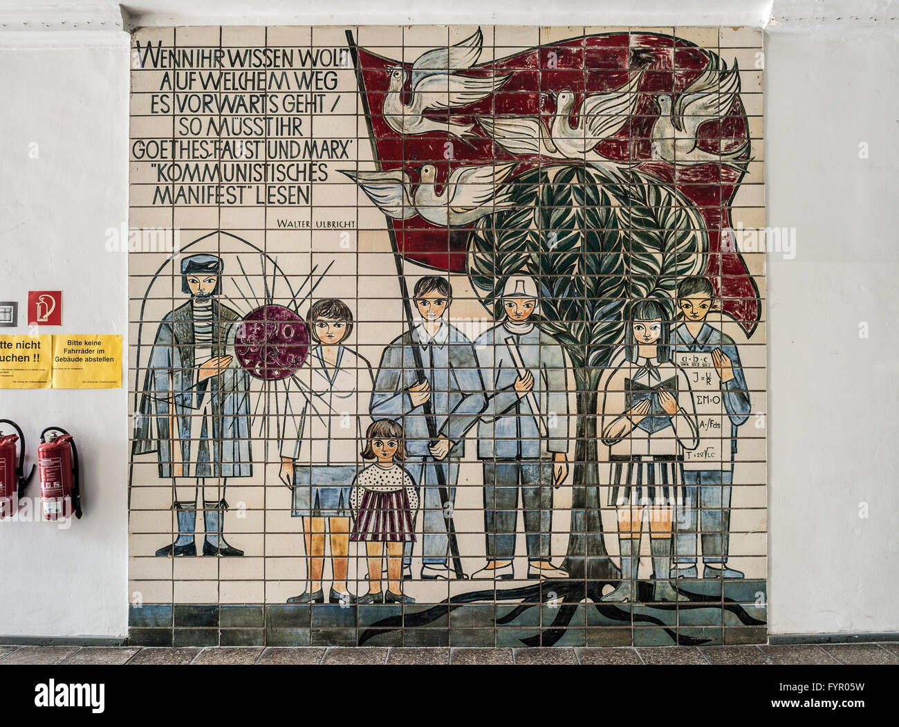 Une fresque en carreaux avec disant par Walter Ulbricht, la propagande allemande de l'Est, le réalisme socialiste, l'intérieur, Weimar, Thuringe Banque D'Images