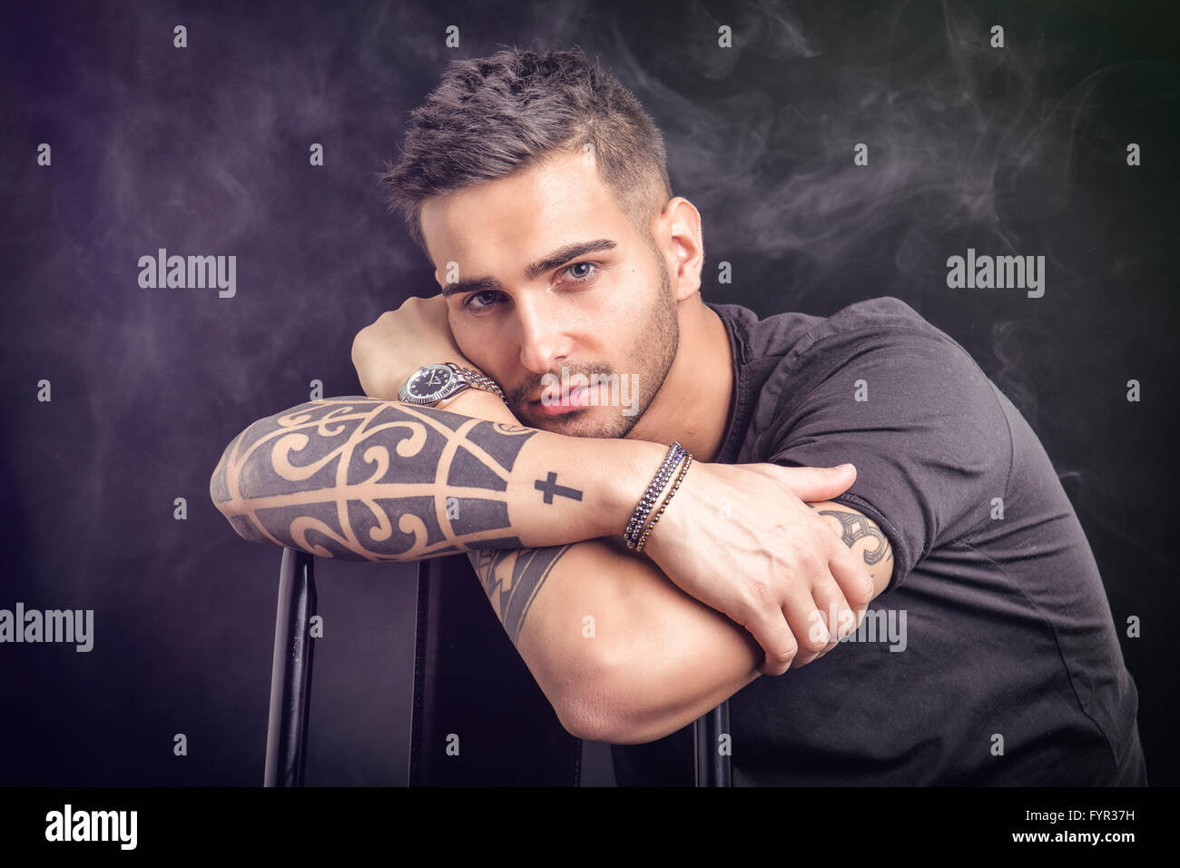 Tatouages de jeune homme Banque de photographies et d’images à haute