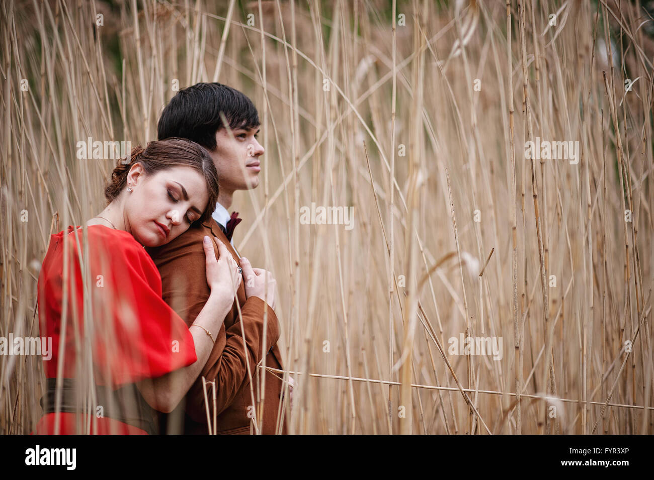 Jeune beau couple dans la timide Banque D'Images