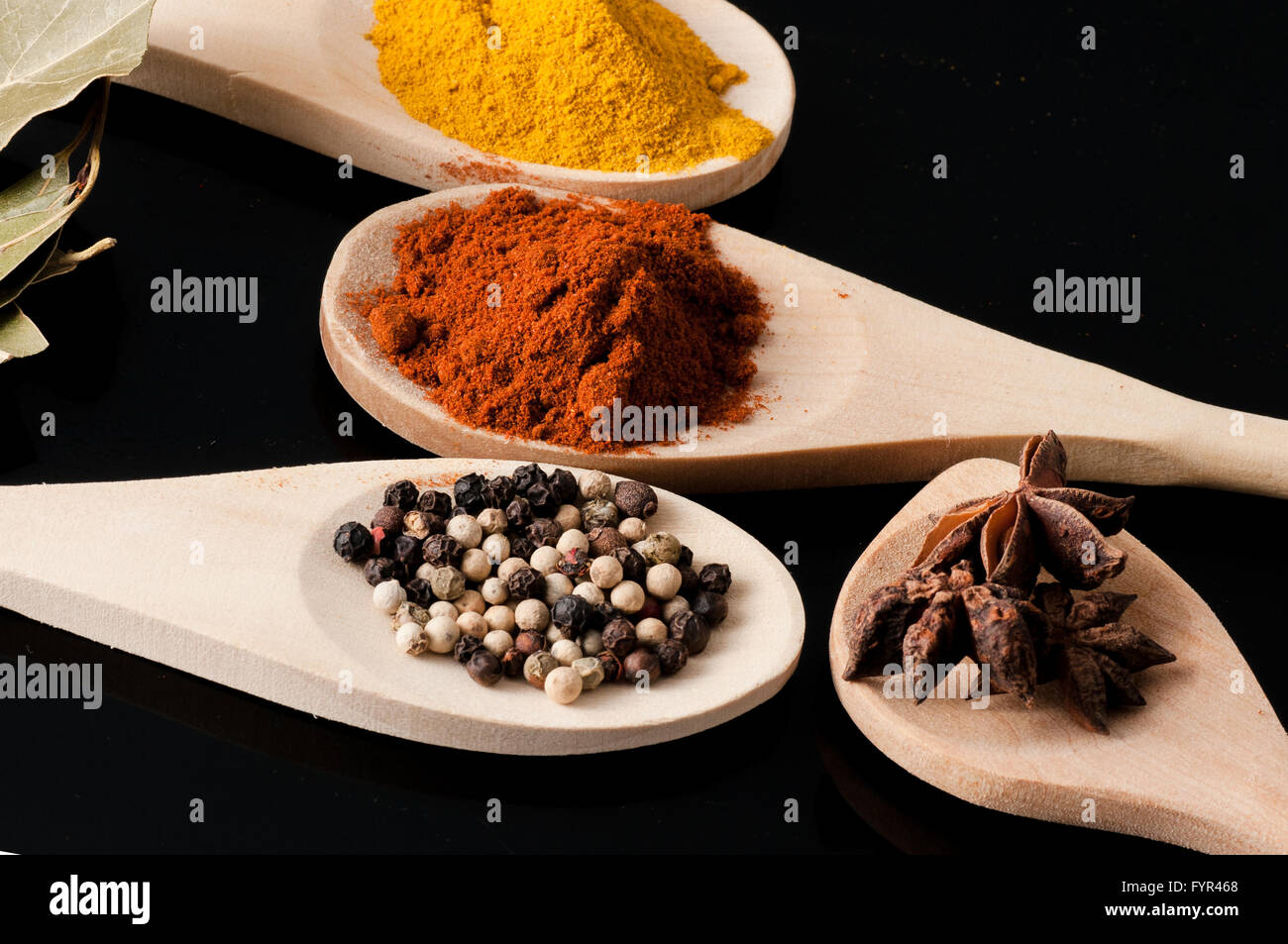 Variété d'épices et herbes aromatiques Banque D'Images