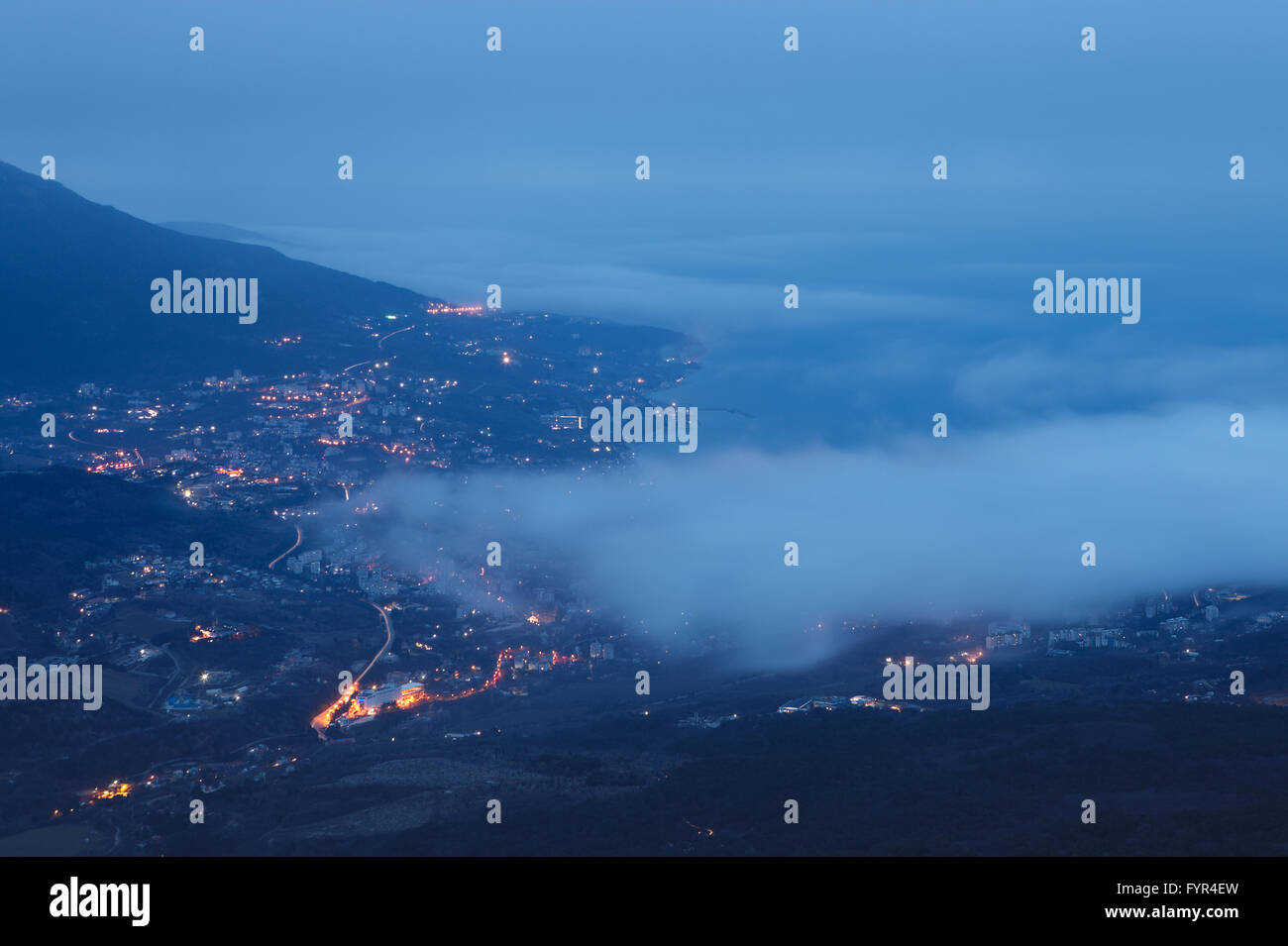 Vue aérienne de la ville de Yalta avant le lever du soleil Banque D'Images