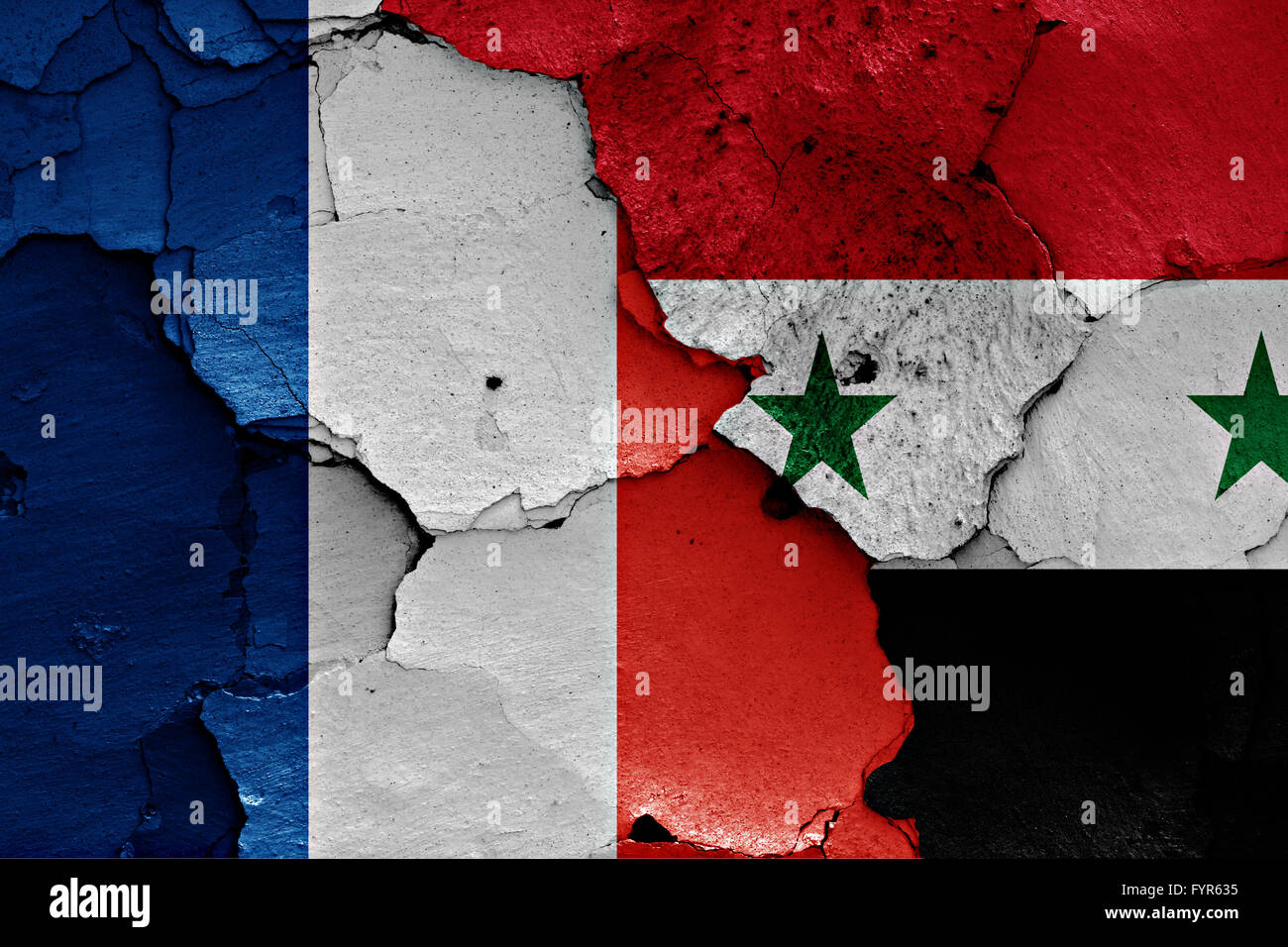 Drapeaux de la France et la Syrie peint sur mur fissuré Banque D'Images
