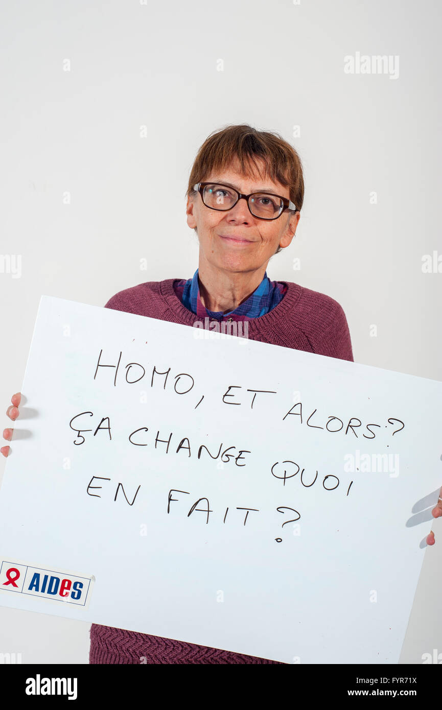 Paris, France, AIDES d'ONG, femme politique française tenant des pancartes de protestation contre la discrimination, homophobie IDAHOT Journée internationale contre l'homophobie 'Homo et alors ? Qu'est-ce que cela change?» Banque D'Images