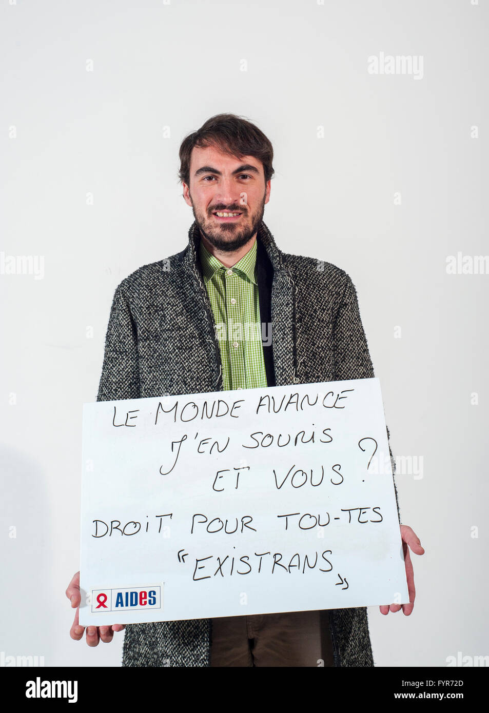 Paris, France, ONG DE LUTTE CONTRE LE SIDA Le VIH AIDES, Man Holding signes de protestation contre la discrimination, l'Homophobie, campagne IDAHOT Banque D'Images
