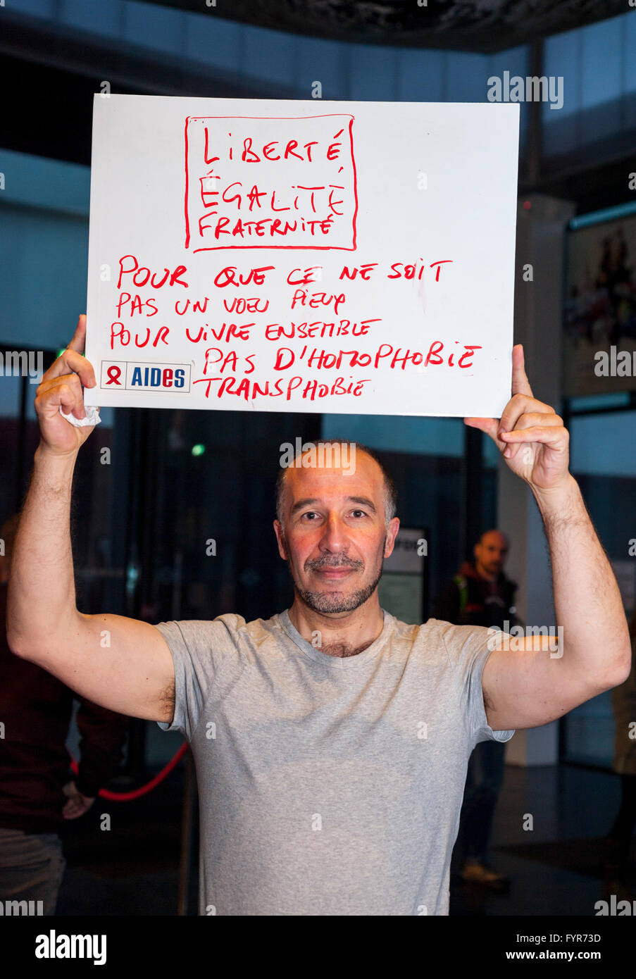 Paris, France, ONG SIDA AIDES activistes, Français Homme tenant des signes de protestation contre la discrimination, homophobie, slogans de justice sociale Banque D'Images