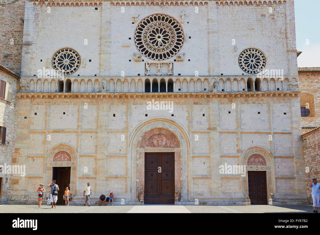 Façade d'époque romane Cattedrale di Assisi Ombrie Italie Europe Banque D'Images