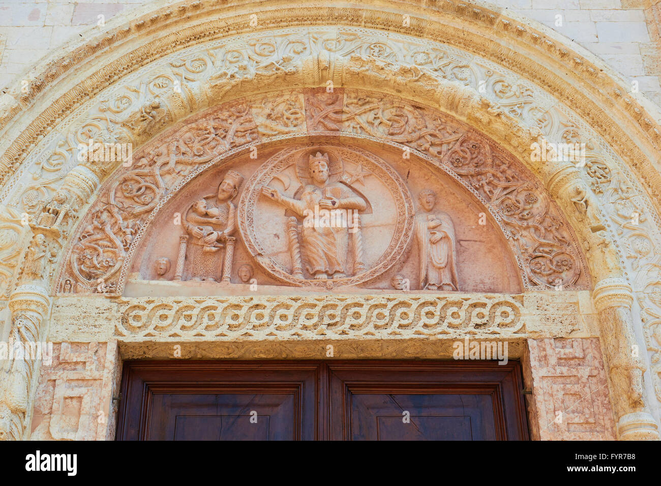 Sculptures décoratives au-dessus de la porte de Cattedrale di Assisi Ombrie Italie Europe Banque D'Images