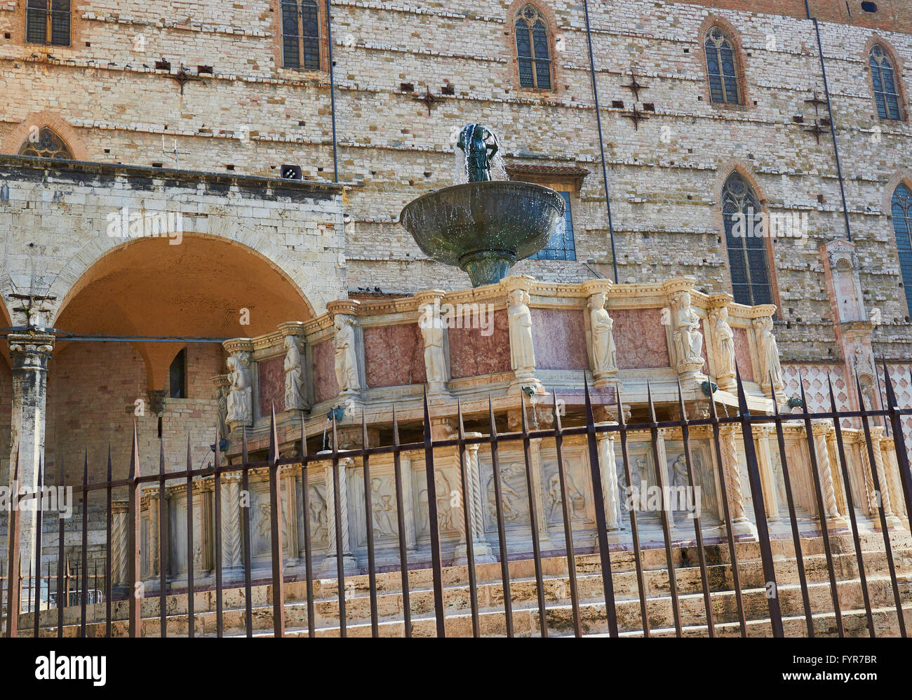 La Fontana Maggiore médiévale construite en 1277-78 et conçu par Nicola et Giovanni Pisano Perugia Ombrie Italie Europe Banque D'Images