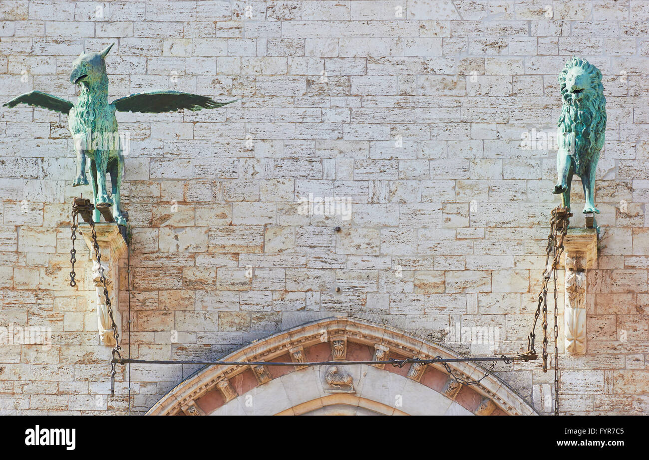 Les figures en bronze d'un lion et un Griffon à l'extérieur du Palazzo dei Priori Perugia Ombrie Italie Europe Banque D'Images