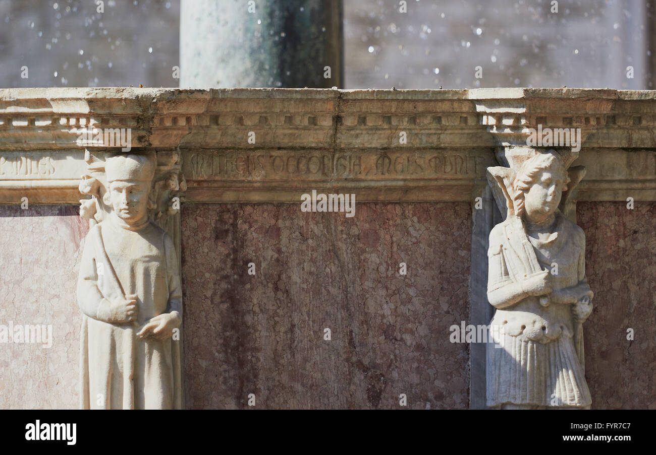La Fontana Maggiore médiévale construite en 1277-78 Conçu par Nicola et Giovanni Pisano Perugia Ombrie Italie Europe Banque D'Images