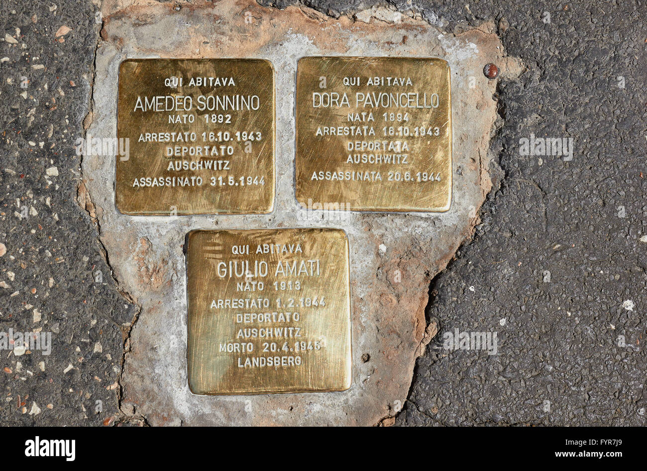 Plaques en laiton Via Catalana commémorant les Juifs Italiens qui sont morts pendant la Seconde Guerre mondiale Rome Lazio Italie Europe Banque D'Images