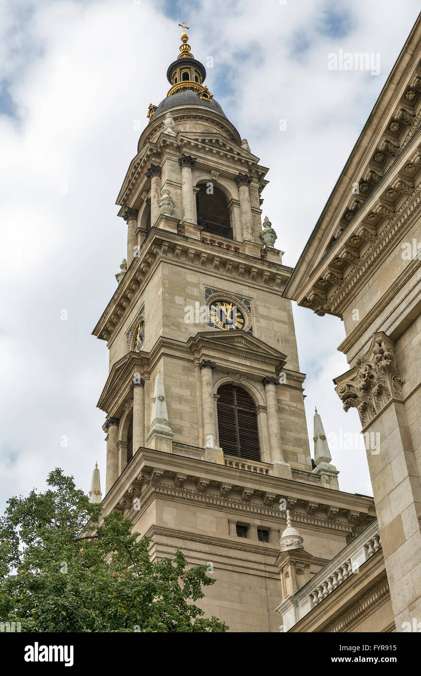 Budapest Basilique de Saint Stephen sur une journée nuageuse, la Hongrie. C'est une basilique catholique romaine construite en style néo-classique. Banque D'Images