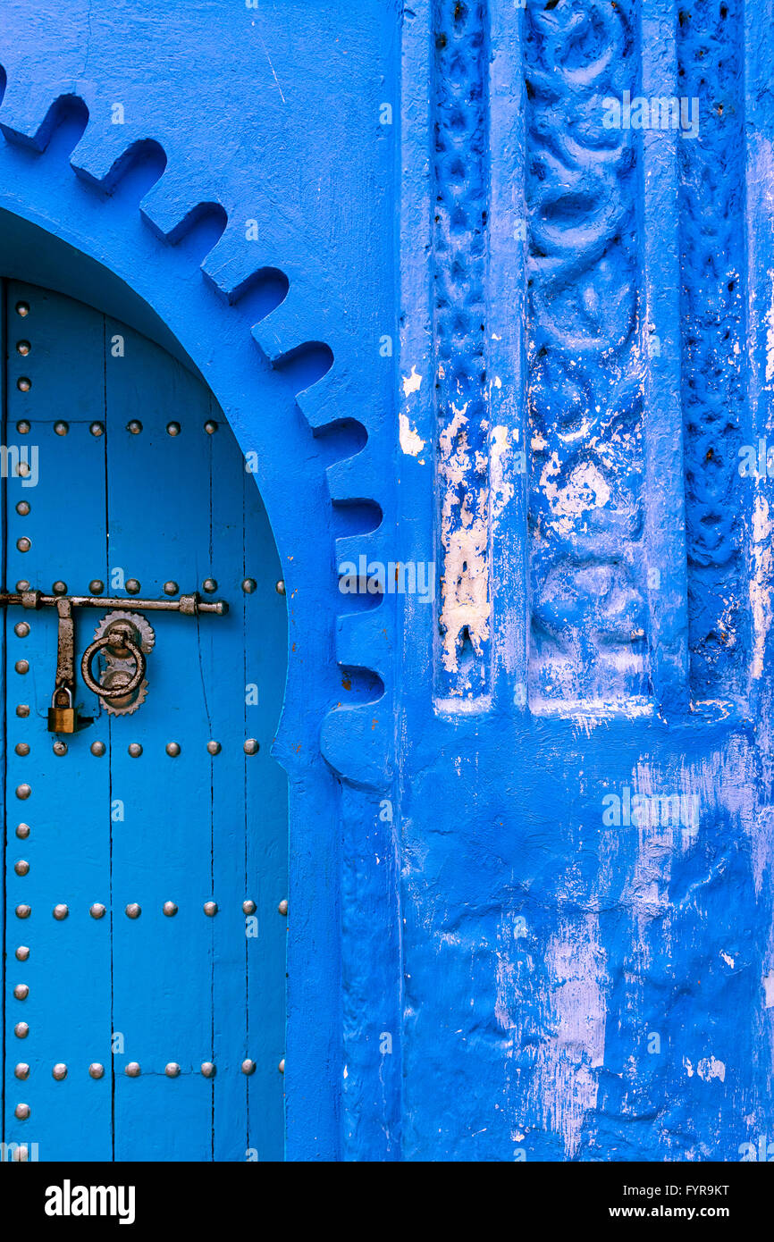 Détail d'une porte dans la ville de Chefchaouen, au Maroc Banque D'Images