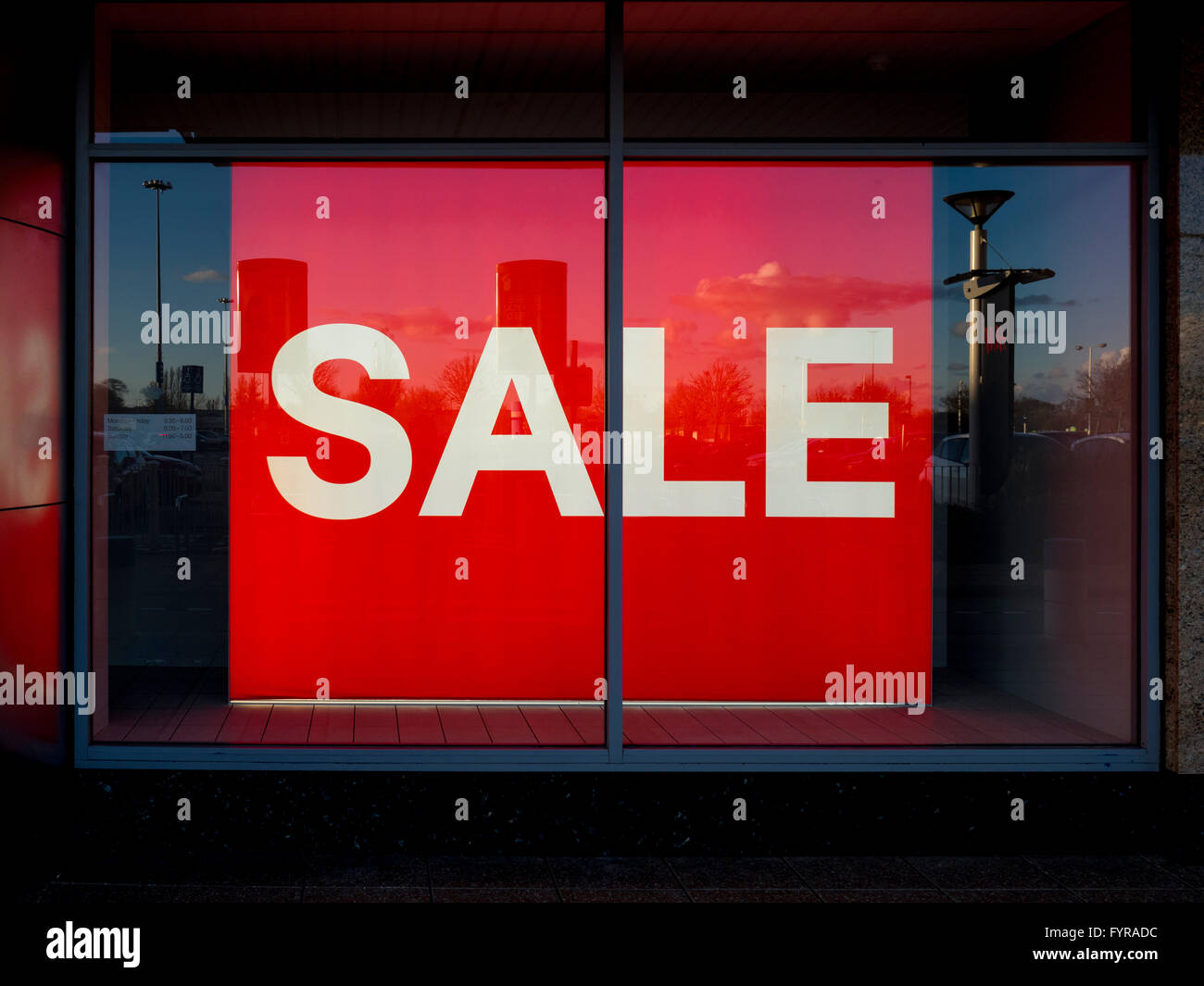 Vente sign in shop window Banque D'Images