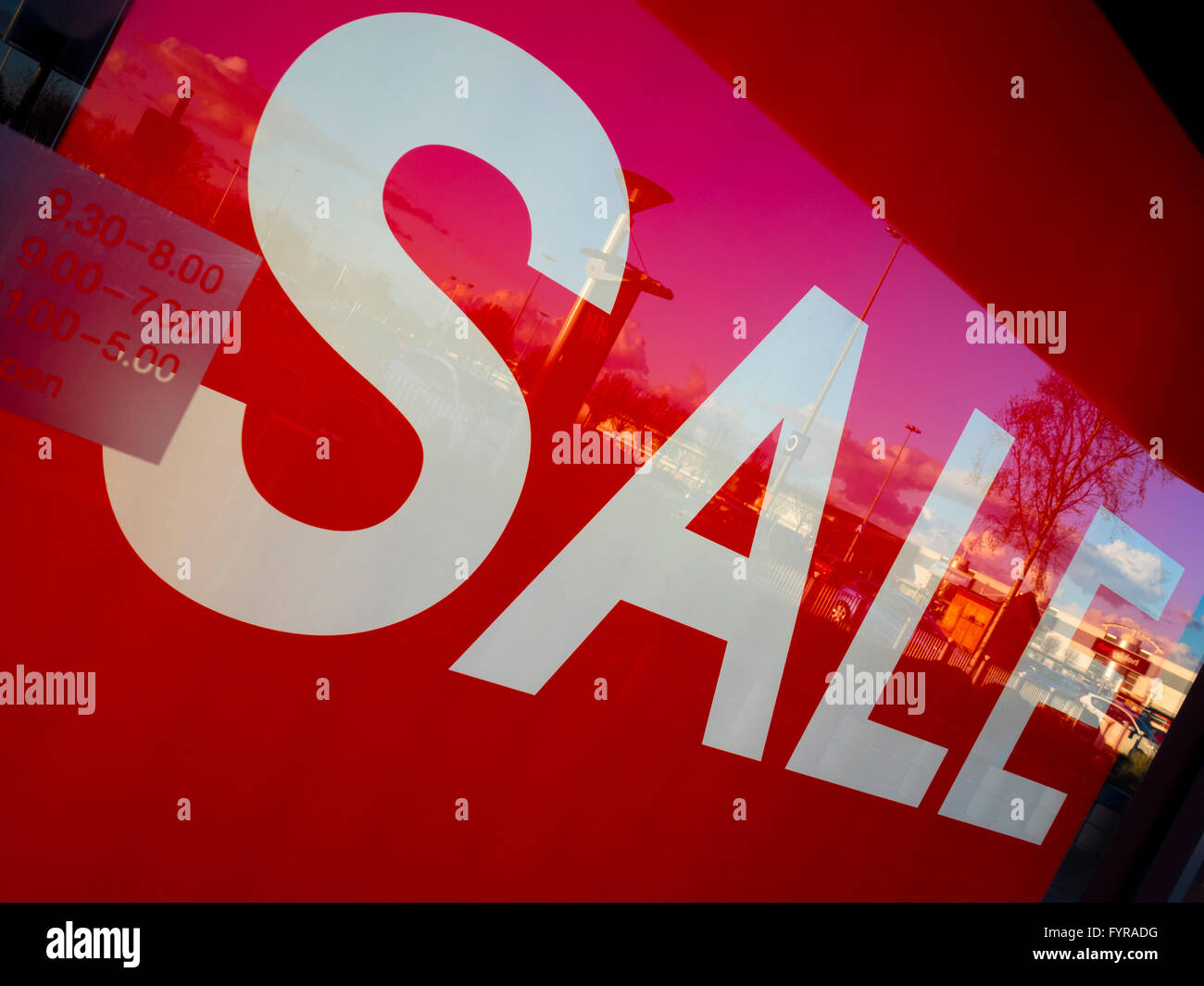 Vente sign in shop window Banque D'Images