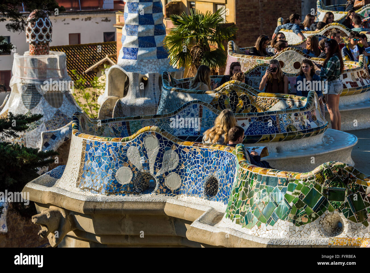 Les touristes profitant de la serpentine multicolores audience à Parc Guell, Barcelone, Catalogne, Espagne Banque D'Images