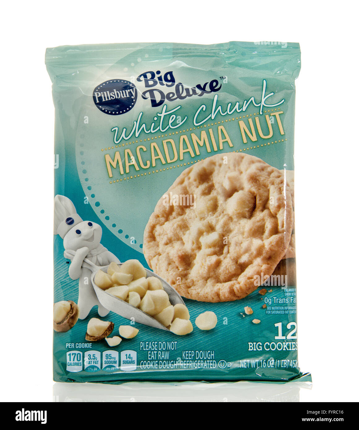 Winneconne, WI - 7 déc 2016 : Paquet de pâte à biscuit Pillsbury en blanc chunk macadamia saveur. Banque D'Images