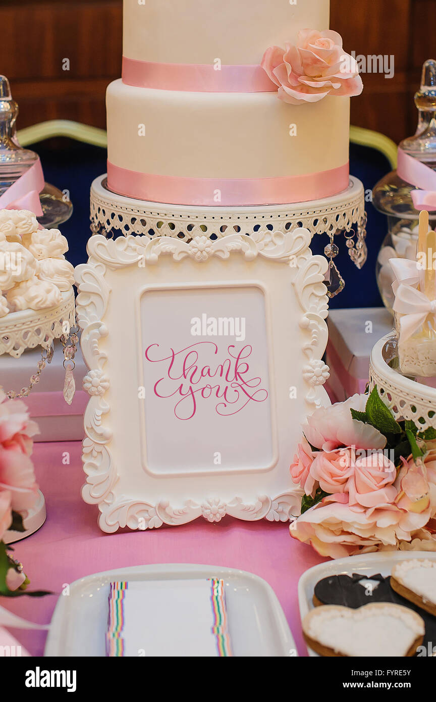 Gâteau avec beau cadre pour photo Carte de vœux et mots merci Banque D'Images