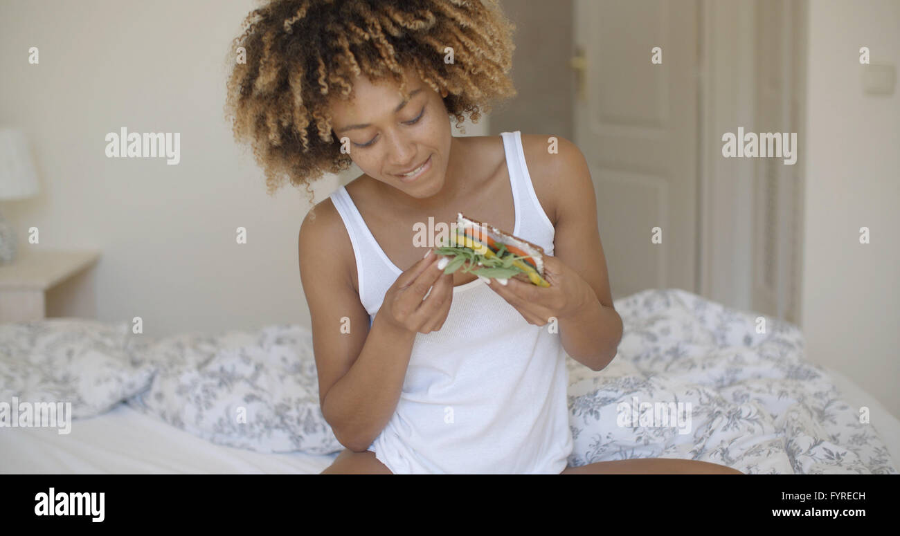 Woman Having Breakfast In Bed Banque D'Images