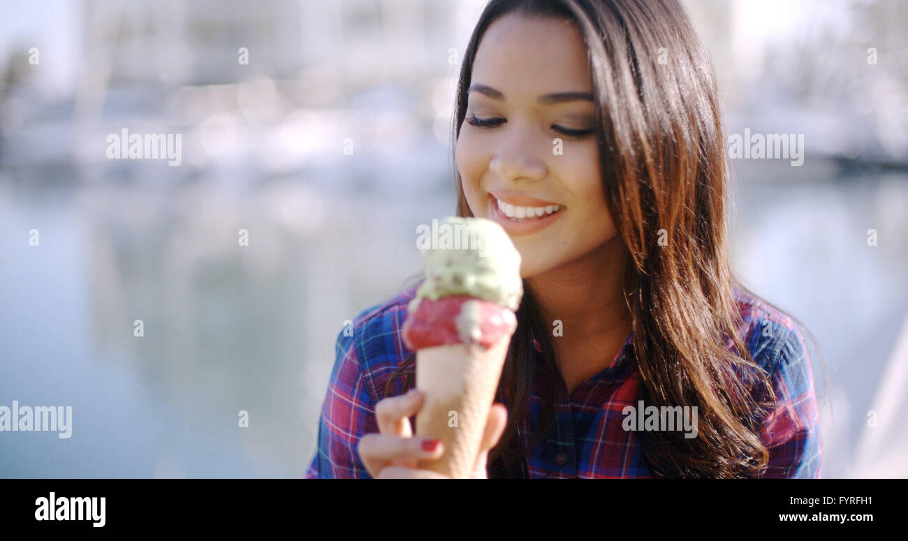 Girl Eating une délicieuse crème glacée Banque D'Images