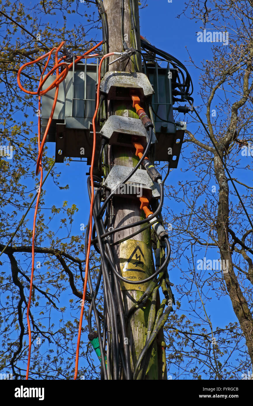 Un transformateur d'électricité sur mât déconnecté de son alimentation avec une fourniture d'urgence d'être alimentée par un générateur. Banque D'Images