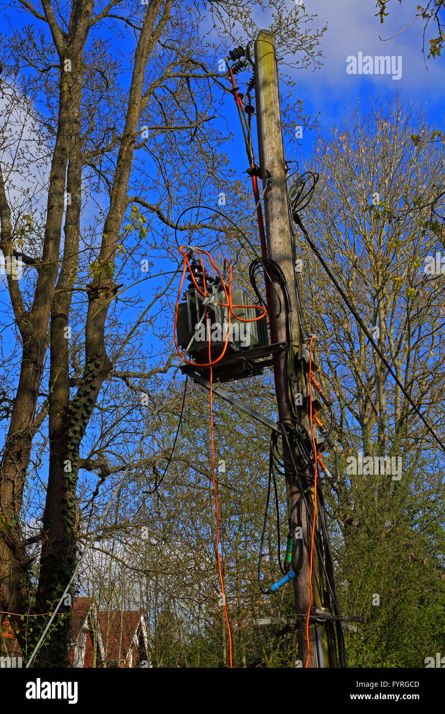 Un transformateur d'électricité sur mât déconnecté de son alimentation avec une fourniture d'urgence d'être alimentée par un générateur. Banque D'Images