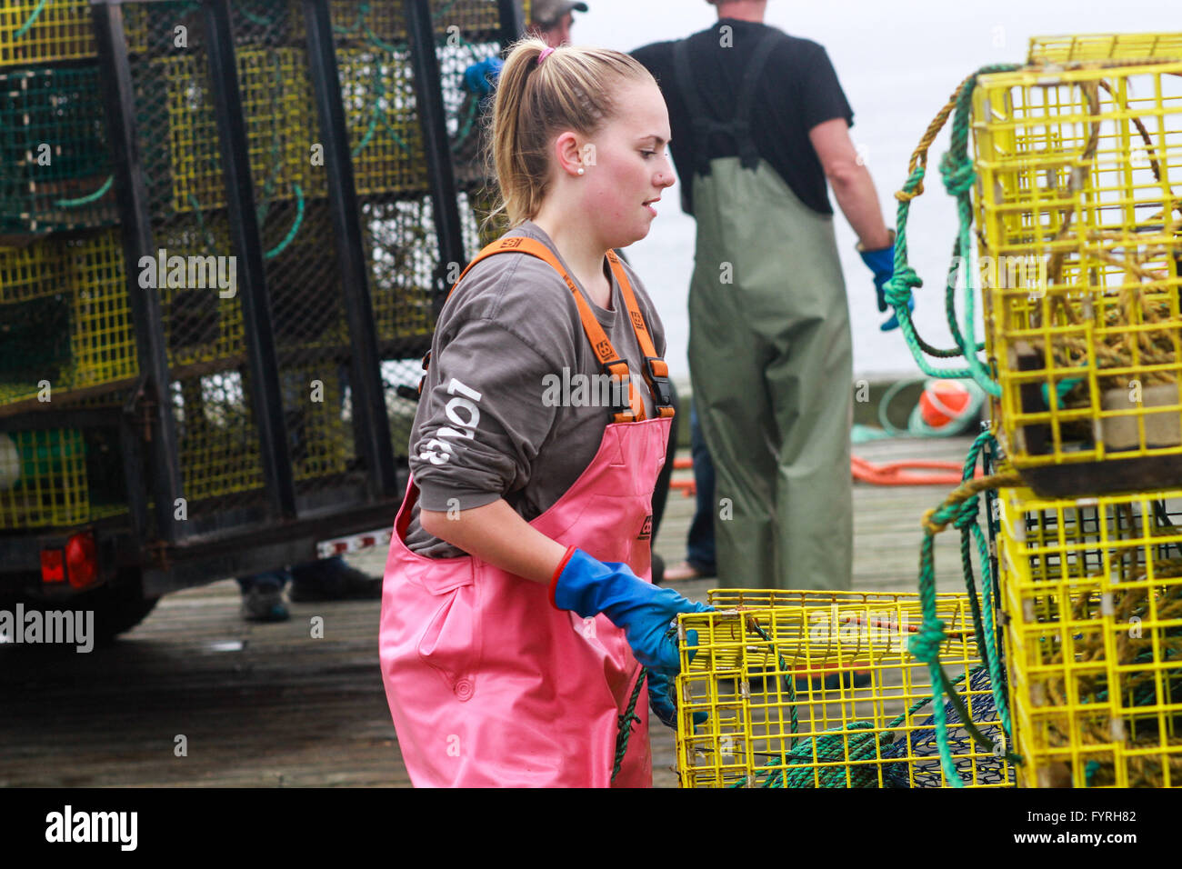 Une pêcheuse de homard pièges transport Banque D'Images