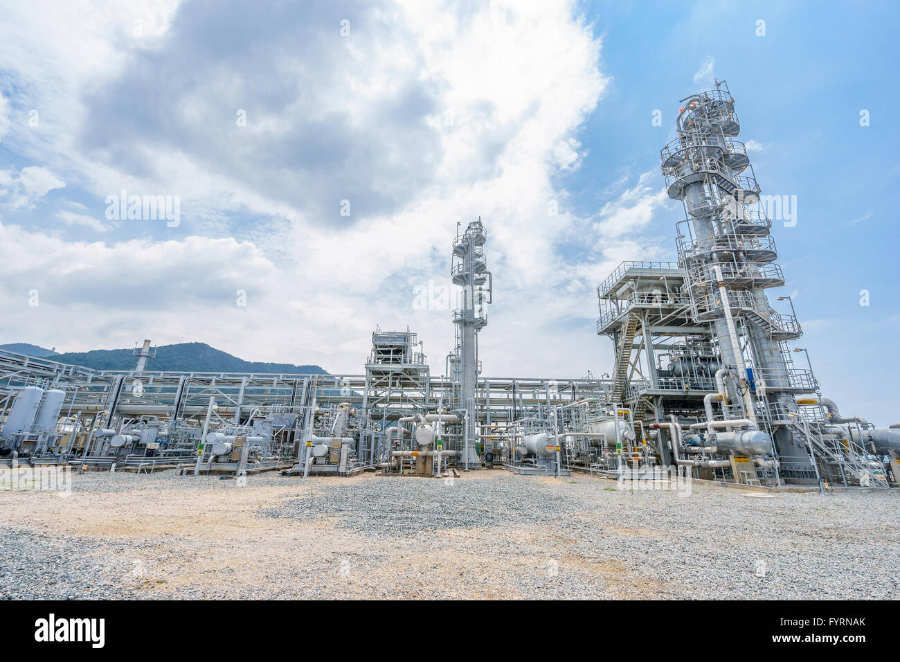 Raffinerie de pétrole se trouve dans ciel nuageux Banque D'Images