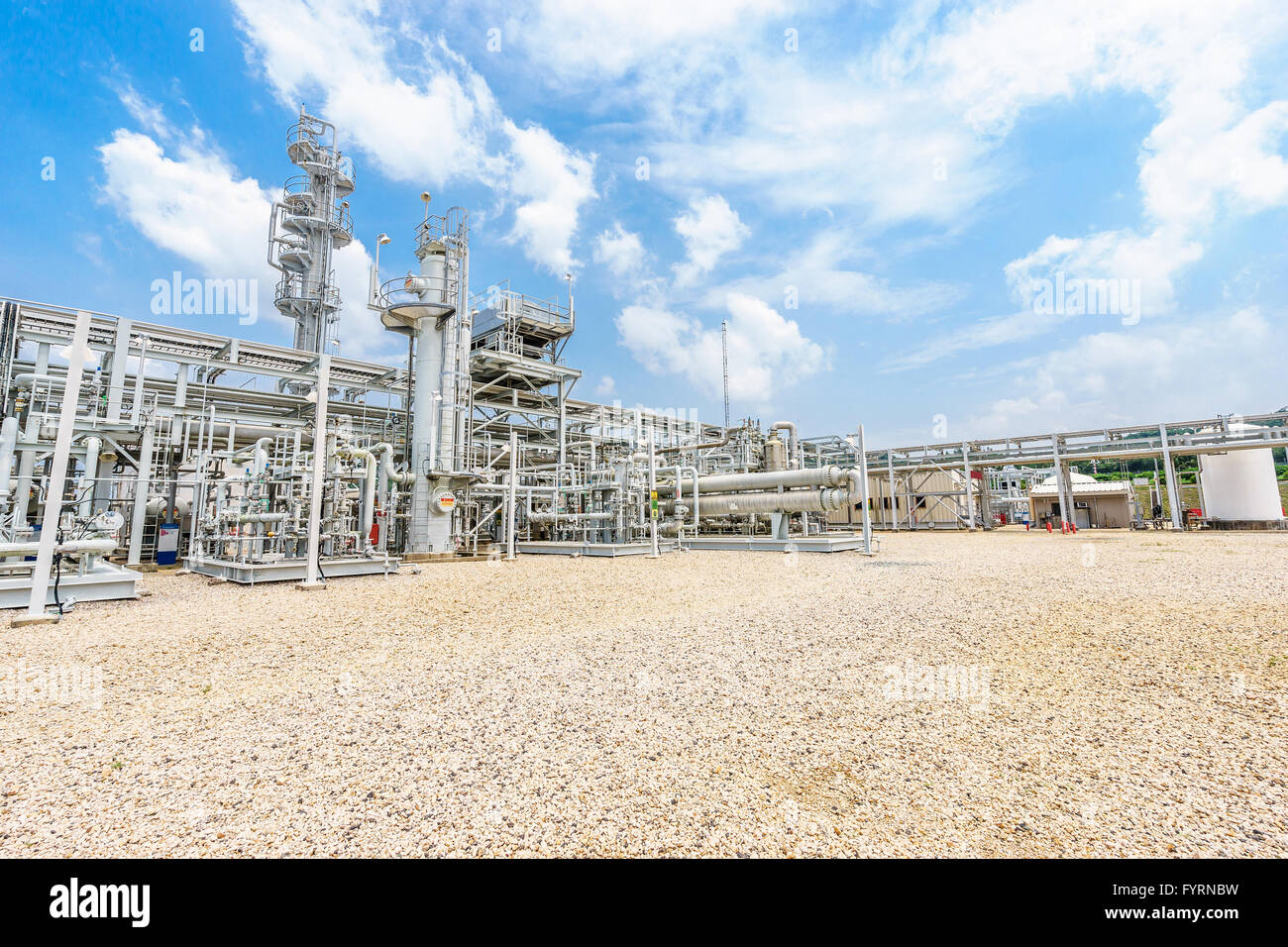 Raffinerie de pétrole se trouve dans ciel nuageux Banque D'Images