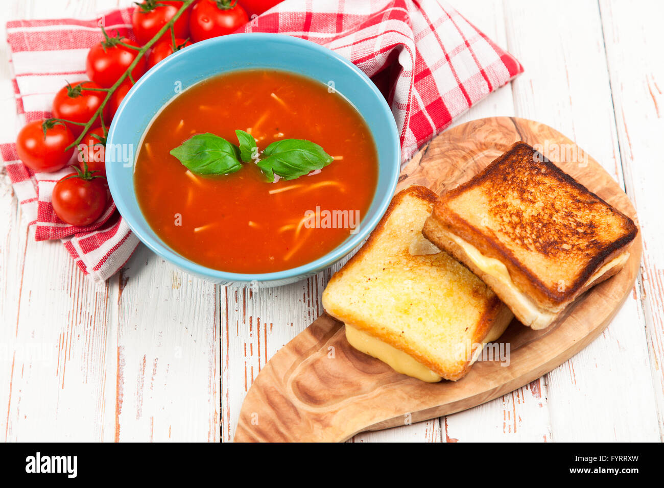 Soupe de tomate et basilic Banque D'Images