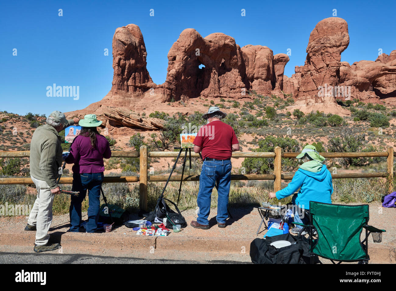 États-Unis, UTAH, PARC NATIONAL DES ARCHES, 2014-10-13 : Groupe de peintres amateurs devant la formation de grès 'défilé des éléphants' Banque D'Images
