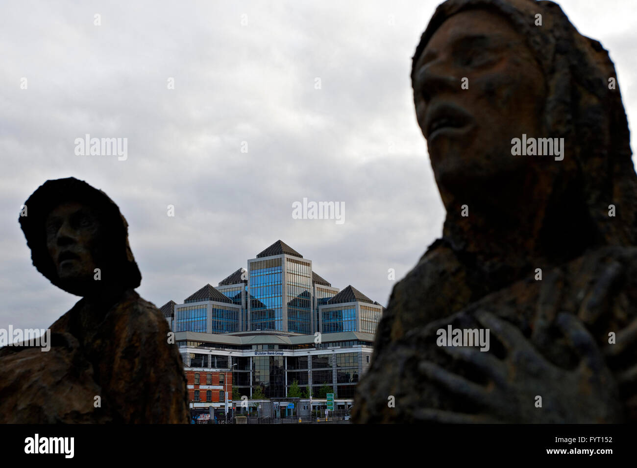 Centre financier avec les chiffres de la Famine en premier plan, Dublin, République d'Irlande, Europe. Banque D'Images