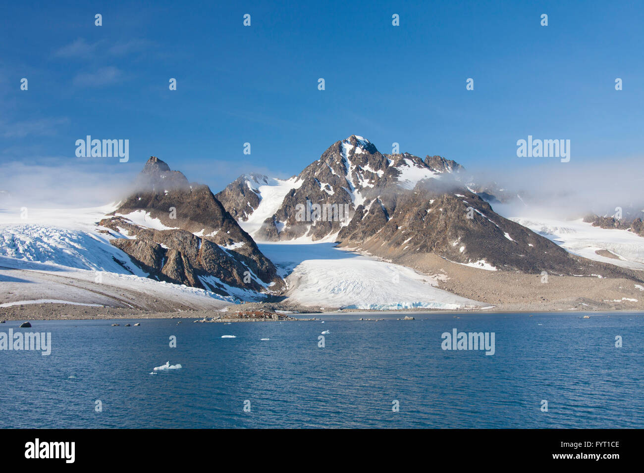 Montagne et glacier à la baie de Hamilton, Raudfjorden, Svalbard, Norvège Spitzberg / Banque D'Images