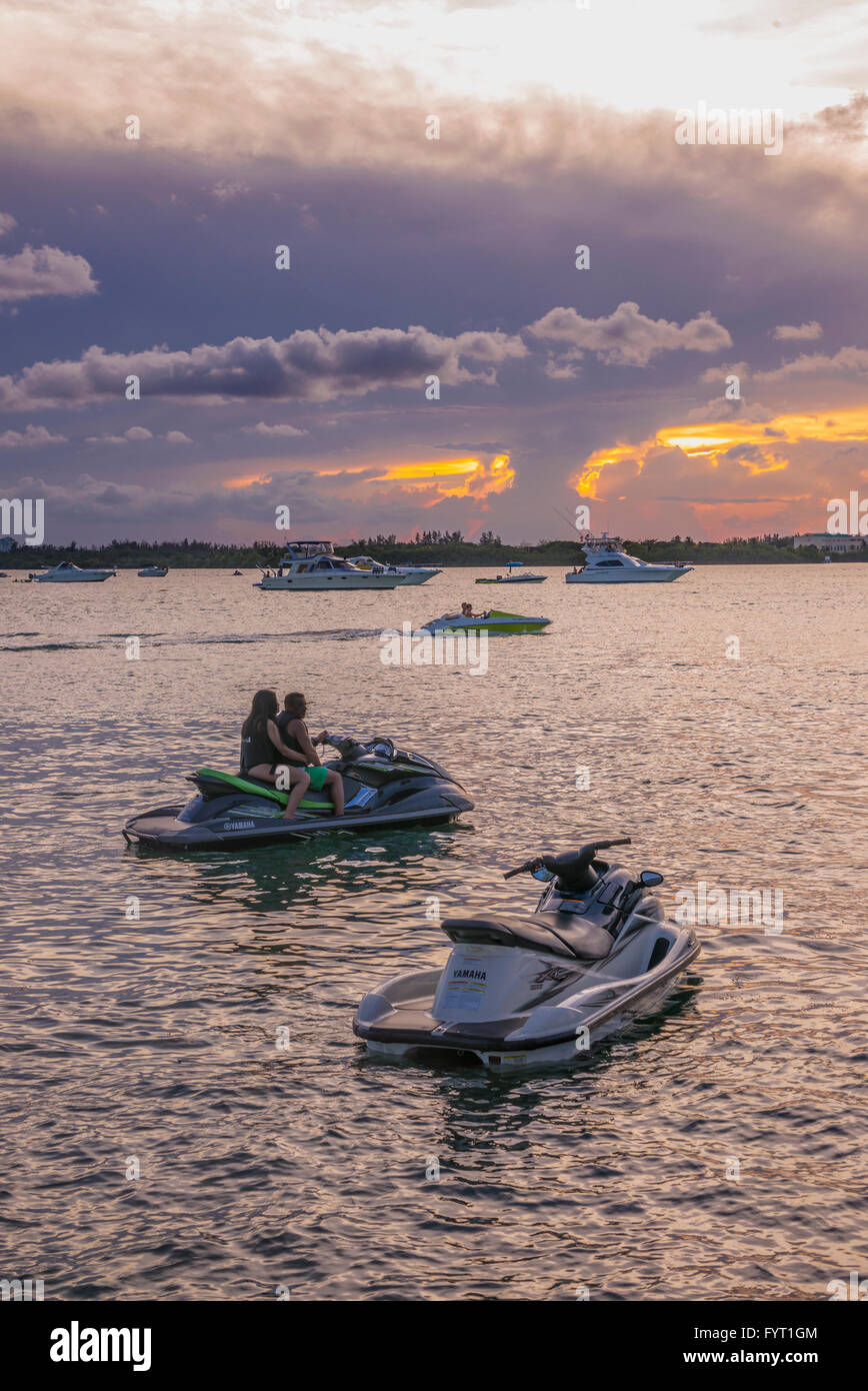 Sports nautiques au coucher du soleil. Miami. Floride.USA. Banque D'Images