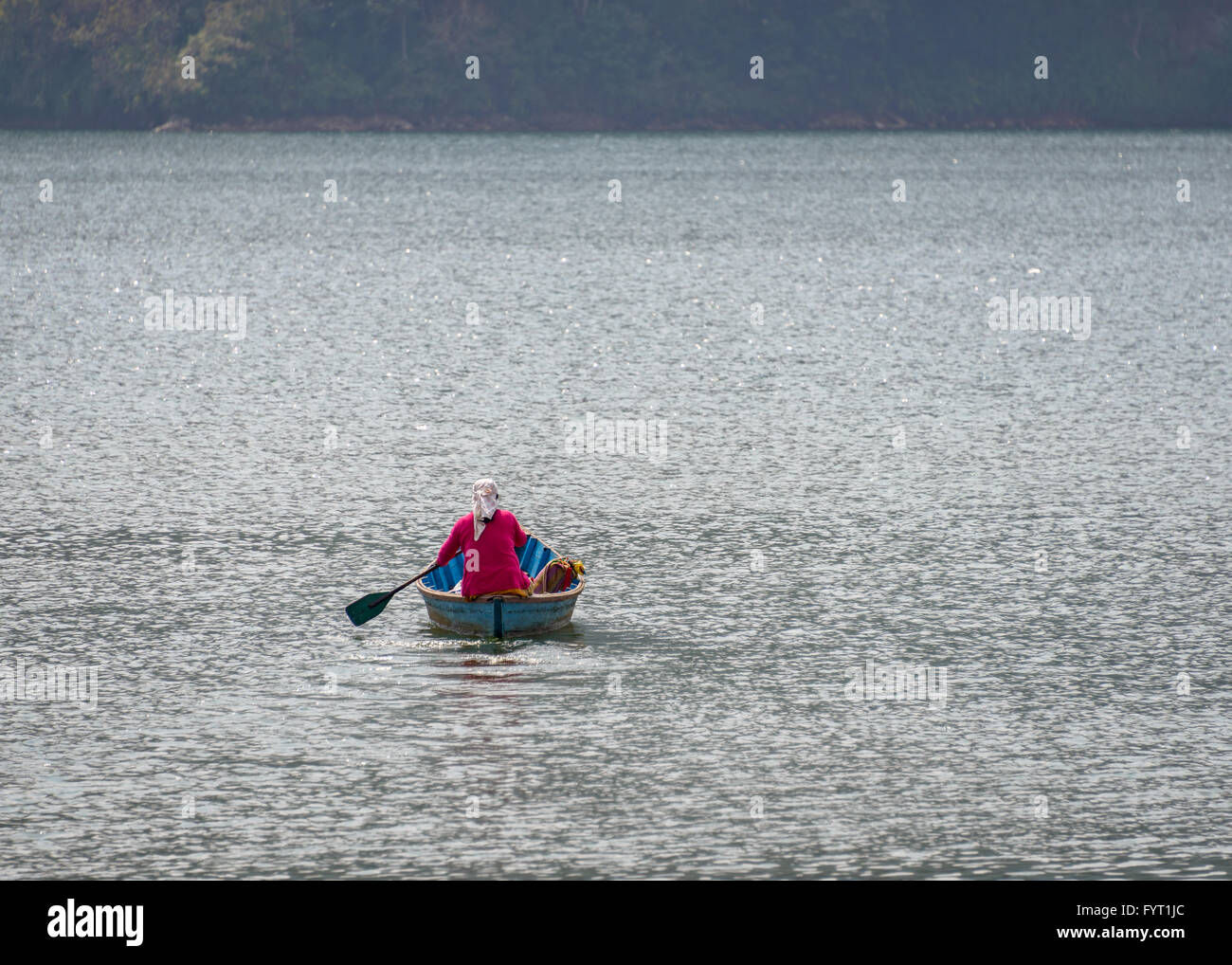 Femme népalaise au canotage Lac Phewa dans Pokhara, Népal Banque D'Images